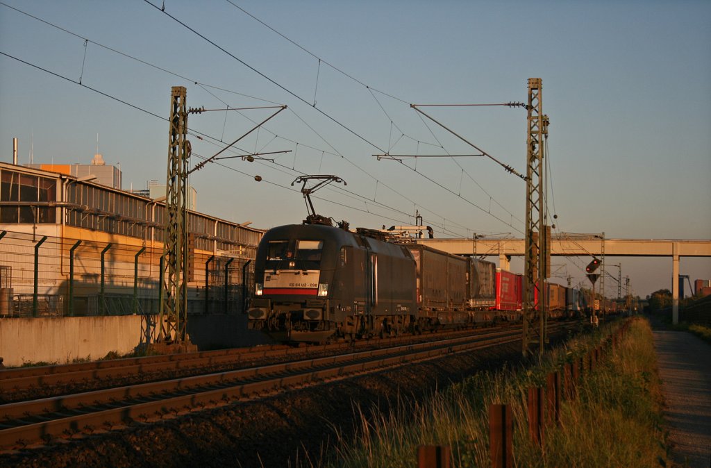 TXL 182 598 (ES 64 U2-098) mit DGS 43159 Kln-Eifeltor - Verona Q.E. im ersten Morgenlicht bei Gernsheim. 15.10.11
