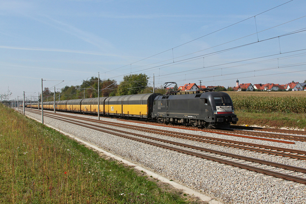 TXL 182 598 mit einem Autozug am 24.09.2011 bei Hattenhofen.