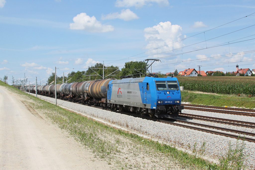 TXL 185 513 mit einem Kesselwagenzug am 26.07.2011 bei Hattenhofen.