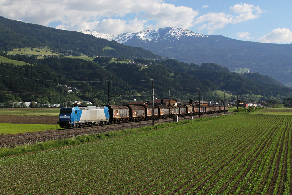 TXL 185 514 mit einem Stahlzug am 25.05.2012 bei Schwaz.