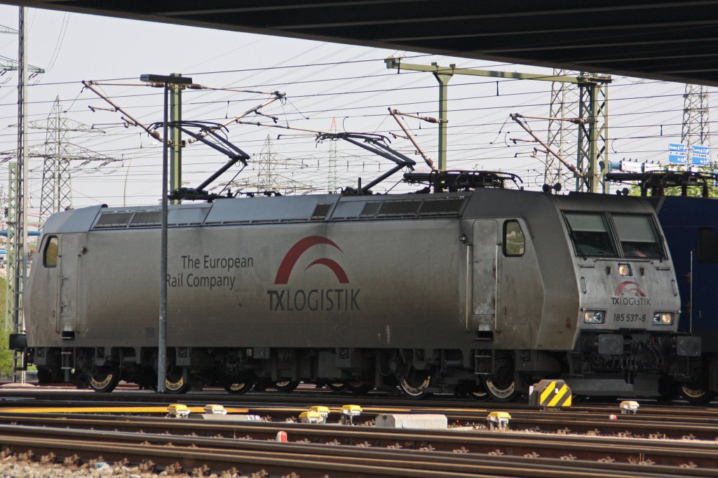 TXL 185 537 steht am 26.4.11 abfahrbereit im Gbf Alte S�derelb.