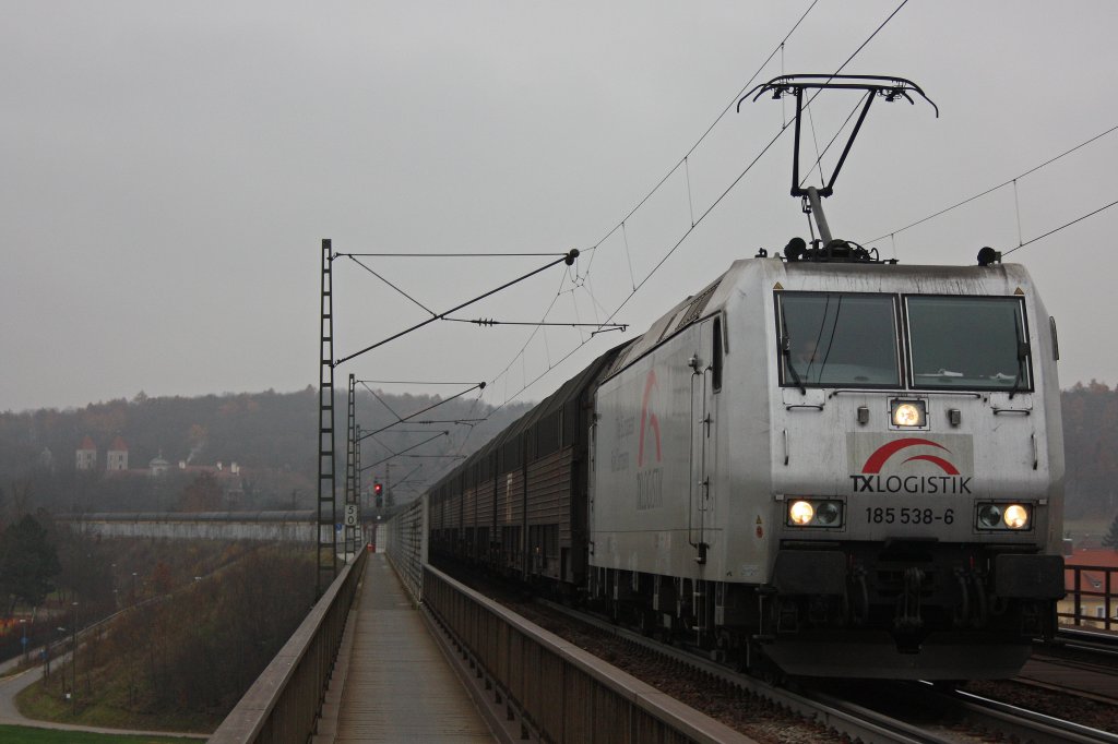 TXL 185 538 am 22.11.12 mit einem Autozug in Regensburg-Prfening.