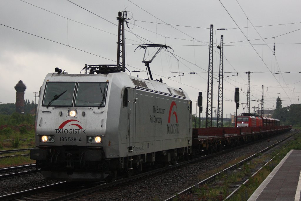 TXL 185 539 am 4.6.12 mit einem Flachwagenzug in Duisburg-Bissingheim.