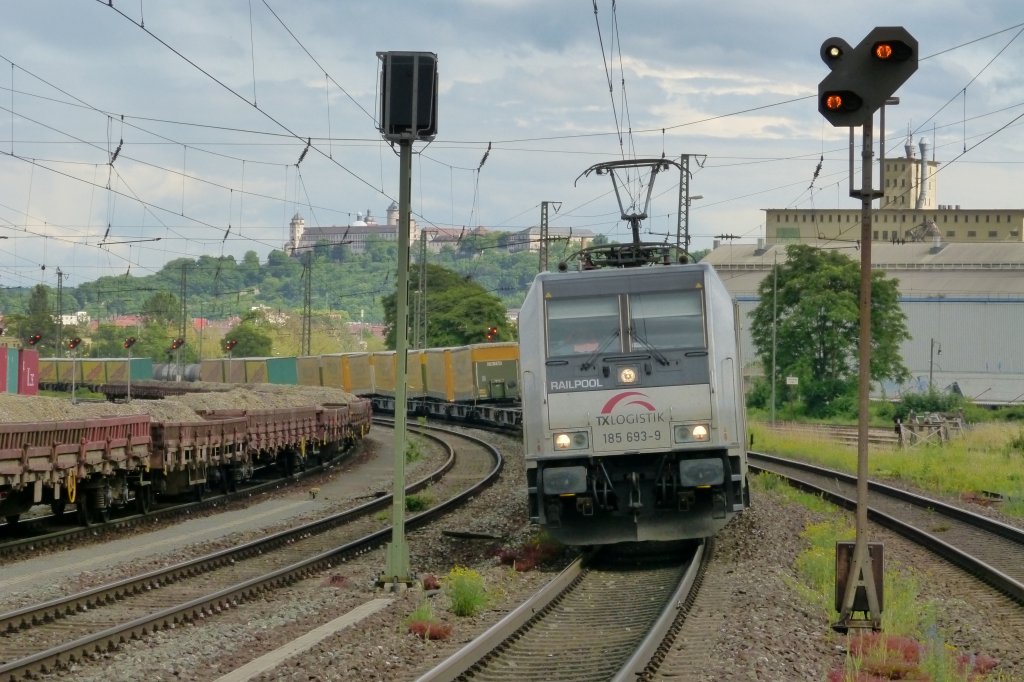 TXL 185 693 am 24.6.13 mit einem Gterzug richtung Gemnden in Wrzburg-Zell.