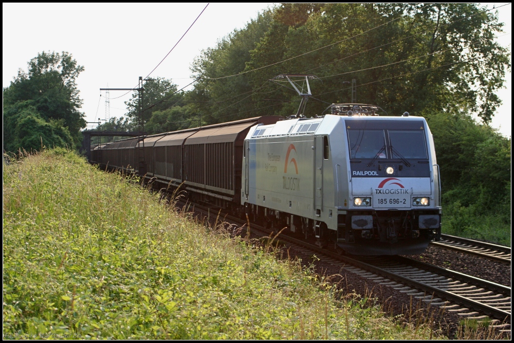 TXL 185 696-2 mit Transwaggon-Wagen Richtung Lehrte unterwegs (NVR-Nummer 91 80 6185 696-2 D-Rpool, Eigentum Railpool, seit 05/2010 vermietet, gesehen Lehrte-Ahlten b. Hannover 24.06.2010)