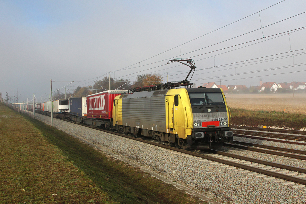 TXL 189 924 mit DGS 40561 am 29.10.2011 bei Hattenhofen.
