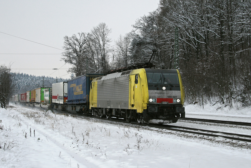 TXL 189 927 mit einem KLV Zug am 04.12.2010 in A�ling.