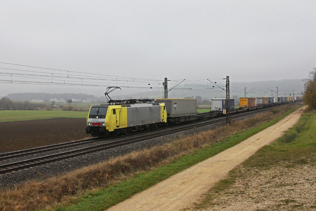 TXL 189 930 mit einem KLV Zug am 12.11.2011 bei Treuchtlingen.