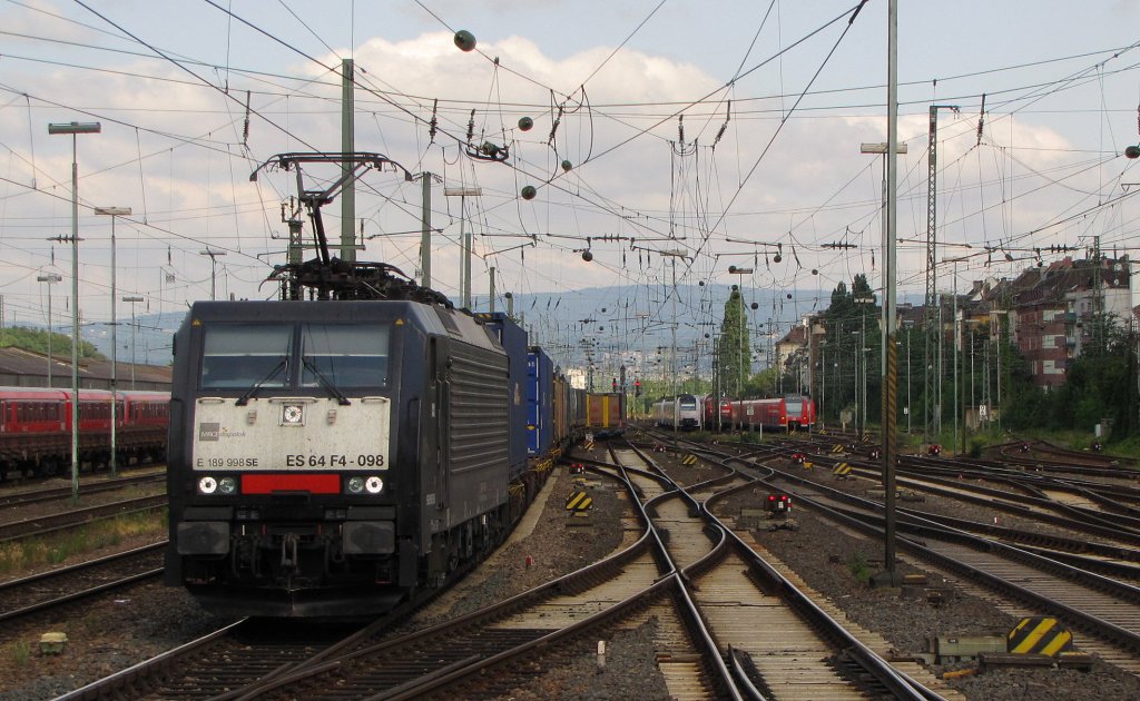 TXL ES 64 F4-098 mit dem DGS 41083 von Venlo nach Mailand, am 30.06.2011 in Mainz Hbf.