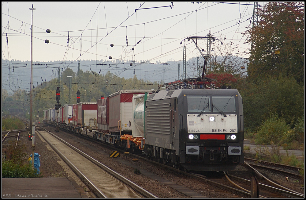 TXL ES 64 F4-287 mit LKW-Wechselaufliegern (NVR-Nummer: 91 80 6189 287-6 D-DISPO, gesehen Bebra 14.10.2010)