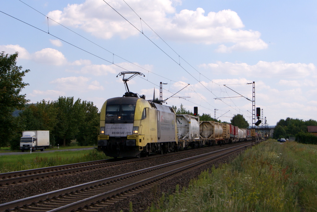 TXL ES 64 U2-011 mit einem Containerzug in Thngersheim am 02.08.2011