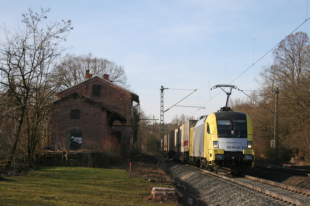 TXL ES 64 U2-012 mit einem KV-Zug in Vollmerz am 09.02.11