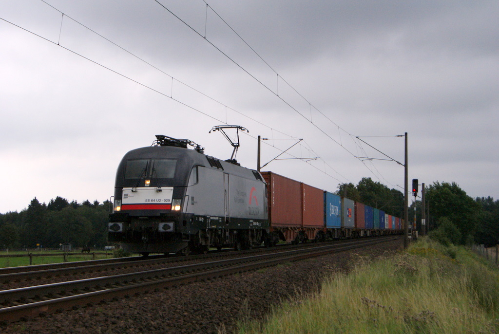 TXL ES 64 U2-029 mit einem Containerzug in Reindorf am 04.08.2011