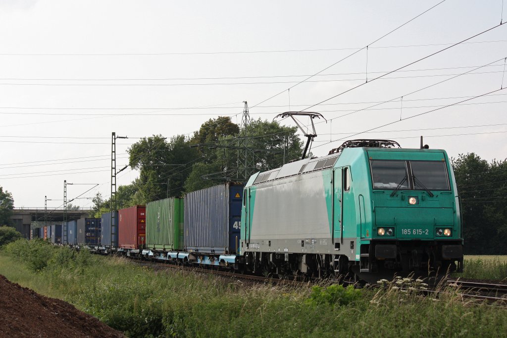 TXL Mietlok 185 615 am 18.6.12 mit einem Containerzug in Neuss-Weienberg.
Gru an den Tf!