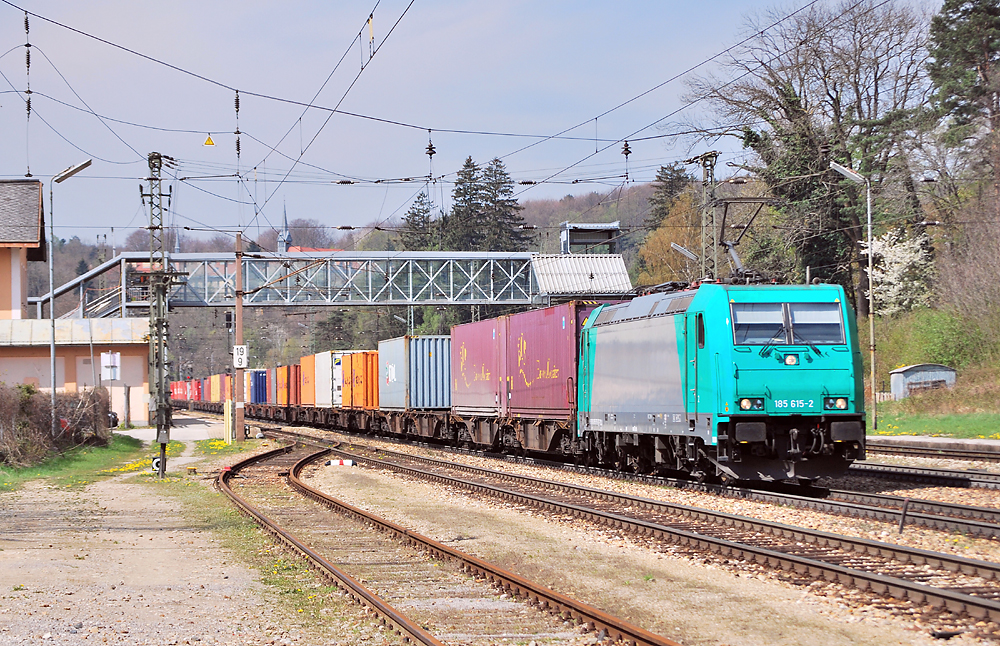 TXL Zug mit 185 615 in Tullnerbach-Pressbaum im April 2012.