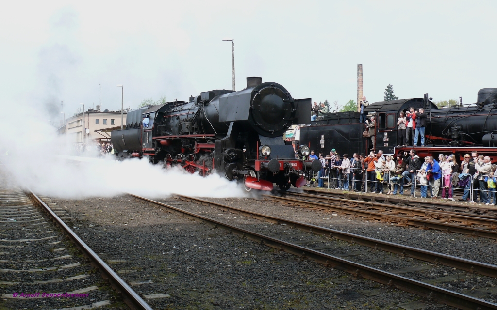 Ty2-953 (eine deutsche Kriegslok der BR 52) beschleunigt bei der Parade.
05/2010 Wolsztyn/Wollstein