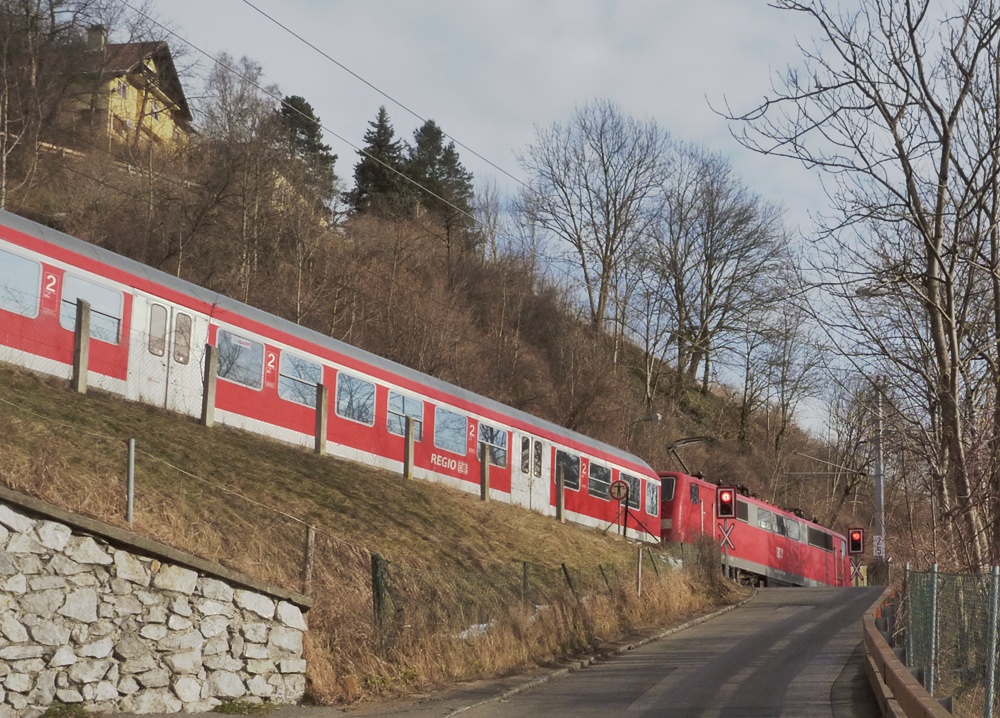 Type 111 hat ihren bunten Zug von Seefeld heruntergeleitet und passiert hier den Bahnbergang am Speckweg. Gleich hinter dem nchsten Bogen liegt der Bahnhof Htting. Im Jnner 2011 kHds