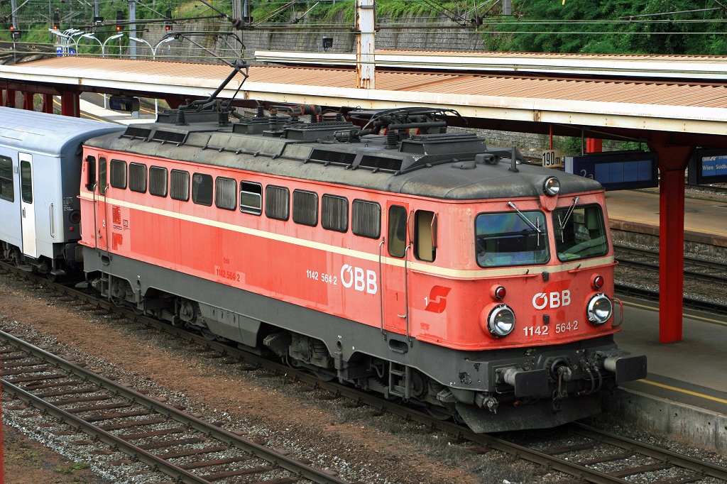 Typenbild der 1142.564 in Bruck/Mur, aufgenommen vom Parkhaus am 18.07.2008