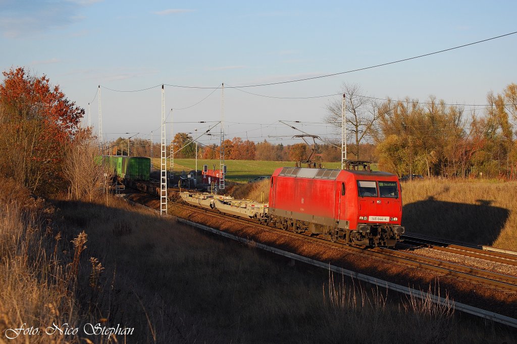 Typisch fr jeden Nachmittag,der Hangartnerzug,auf seinem Weg von der Ostsee ins sonnige Italien: 145 044-4 mit TEC 42156 Rostock-Seehafen - Verona,B 72 bei Priort (07.11.09)