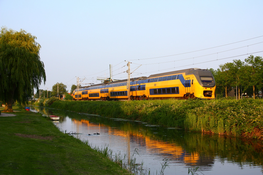 Typisch Holland : gelber Zug, Windmhle, Kanal - bei Enkhuizen - 20/06/2012