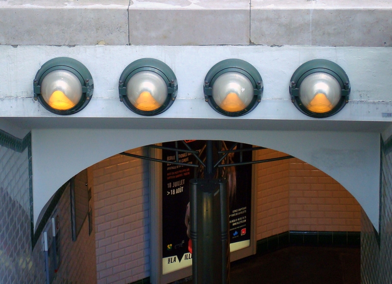 Typisch Metro! Halbkugelfrmige Leuchten am Eingang einer unterirdischen Station aus den Frhzeiten dieses gigantischen Nahverkehrsnetzes.    13.7.2007