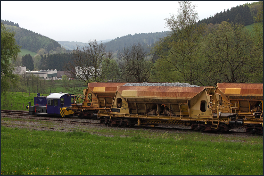 Typisch sauerlnder Wetter... Die Werklok (Kf II) der BASALT AG rangiert einige Bahnschotterwagen im Anschlussgleis. (19.05.2010)