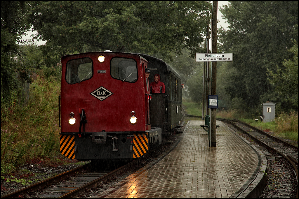 Typisch sauerlndisches Wetter: Die V 3 „NAHMER“ von O&K erreicht den Endpunkt Kbbinghauser Hammer bei Plettenberg.