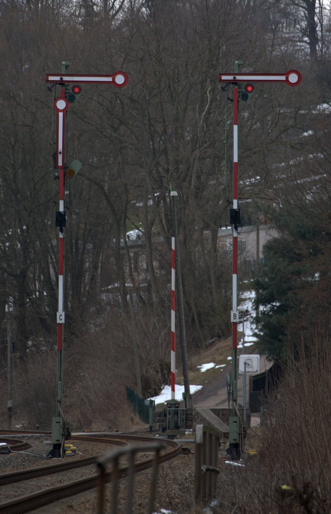 Typische Formsignale der moderneren Bauart finden sich als Signal C und B in Miltitz-Roitzschen Ausfahrt  Richtung  Nossen. 01.04.2013  17:29 Uhr 