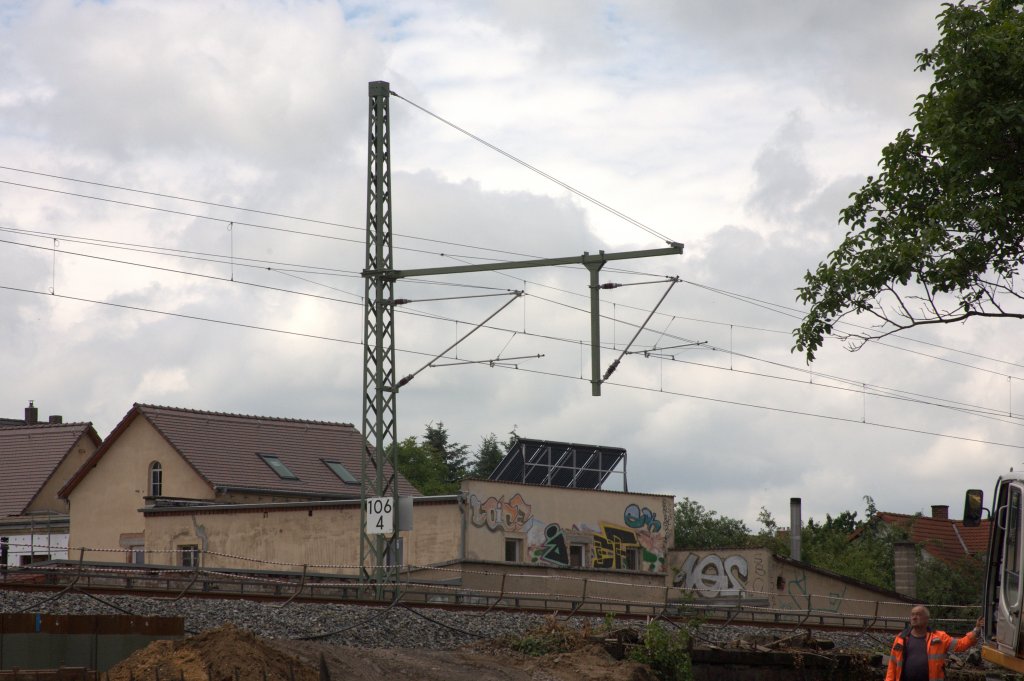 Typisches Bild der Strecke  Dresden-Neustadt - Coswig am Km 104,6
Ein neuer Turmmast mit langem Ausleger,im Vordergrund  die Auffahrrampe zutr Brckenbeaustelle Hainstrae. 14.06.12  12:50 Uhr
