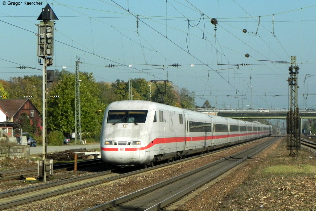 Tz 115 (401 015-3)  Regensburg  passiert als ICE 71 (Hamburg-Basel) den Bahnhof Graben-Neudorf. Aufgenommen am 22.10.2011.