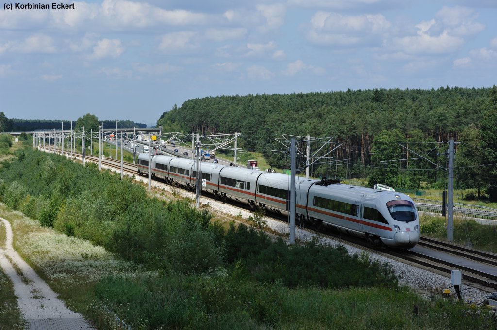 Tz 1173 der ICE-T Flotte mit einem unbekannten ICE auf der Fahrt von Nrnberg nach Mnchen kurz vor Allersberg (Rothsee), 02.08.2011