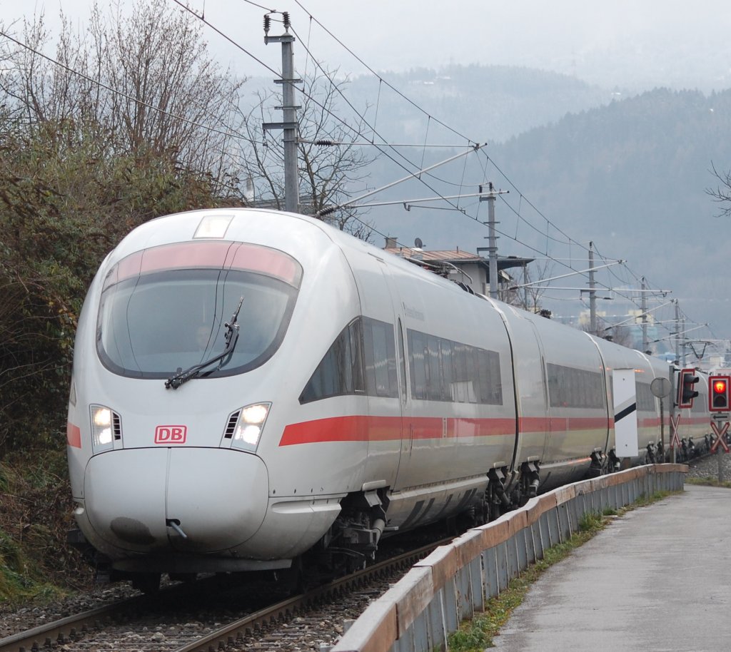 Tz 1178  Ostseebad Warnem�nde  war der erste ICE der planm��ig als ICE 1206 von Innsbruck �ber die Mittenwaldbahn Richtung Berlin Gesundbrunn fahren durfte. Hier aufgenommen mit wenigen Minuten Versp�tungen in Schleichfahrt aufgrund von B�-St�rungen, kurz vor dem Hp Allerheiligenh�fe. Aktuell hat dieser Zug 70 min. Versp�tung und f�hrt nur bis M�nchen.
Hoffentlich ist das kein schlechtes Omen f�r die neueingef�hrte Verbindung.
