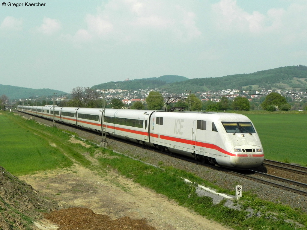 Tz 177 (401 077-3)  Basel  unterwegs als ICE 77 von Hamburg-Altona bis nach Karlsruhe. Aufgenommen am 24.04.2011 bei Heddesheim-Hirschberg (ehemals Grosachsen-Heddesheim). Wegen umfangreichen Bauarbeiten in Frankfurt-Stadion fuhr er ber die Main-Neckar Bahn.