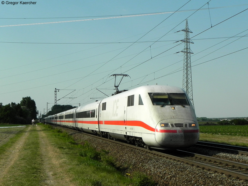 Tz 180 (401 080) unterwegs als ICE 279 (Berlin-Interlaken). Aufgenommen am 25.04.2011 bei Lampertheim.