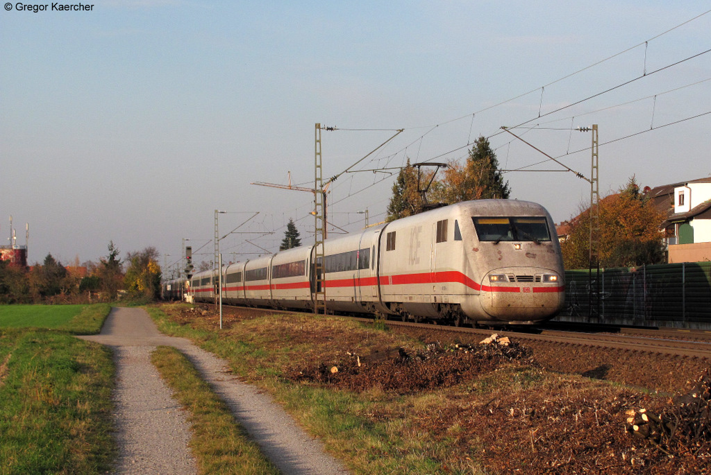 Tz 186 (401 086-4) als ICE 277 (Berlin Ostbf - Interlaken Ost) bei Blankenloch. Aufgenommen am Abend des 01.11.2011.