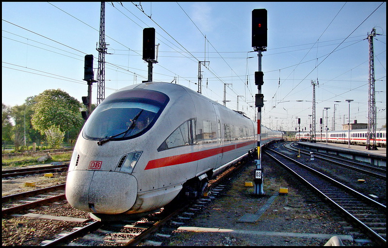 Tz1175 als ICE1509 nach Mnchen, wird am Bahnsteig bereitgestellt.  Stralsund am 11.05.11 