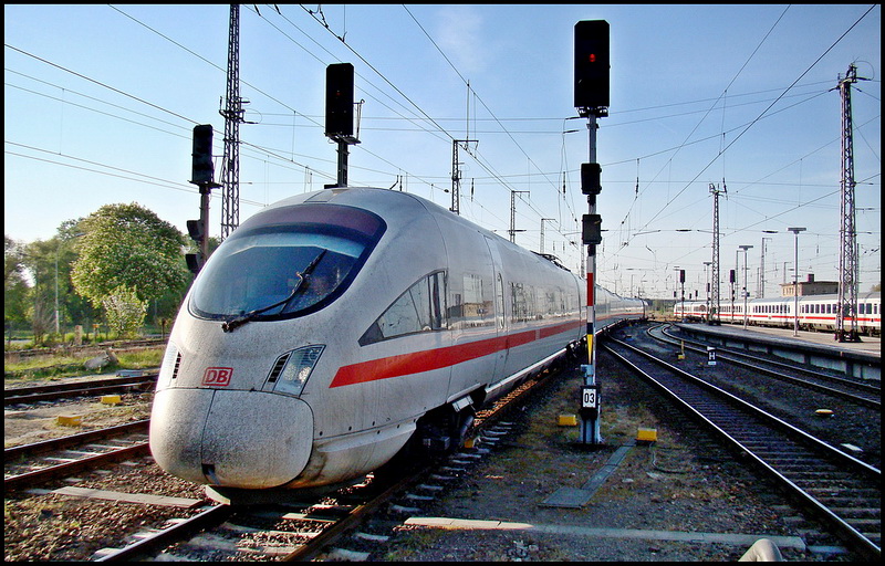 Tz1175 als ICE1509 nach M�nchen, wird am Bahnsteig bereitgestellt.  Stralsund am 11.05.11 