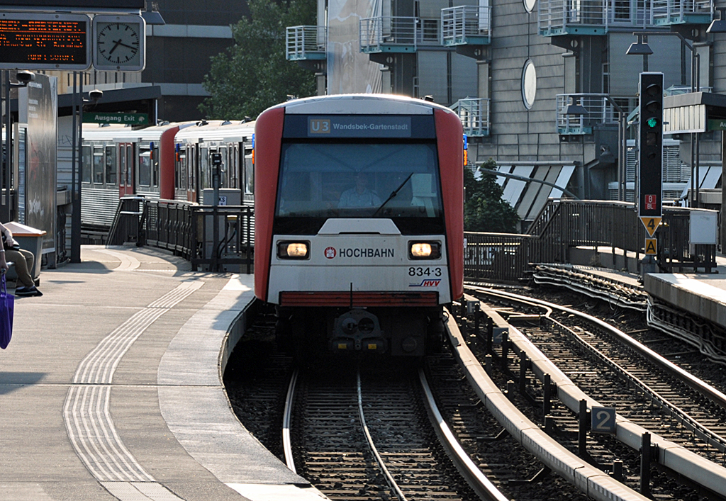 U 3 bei der Einfahrt in die Station  Baumwall  - Hamburg 12.07.2013