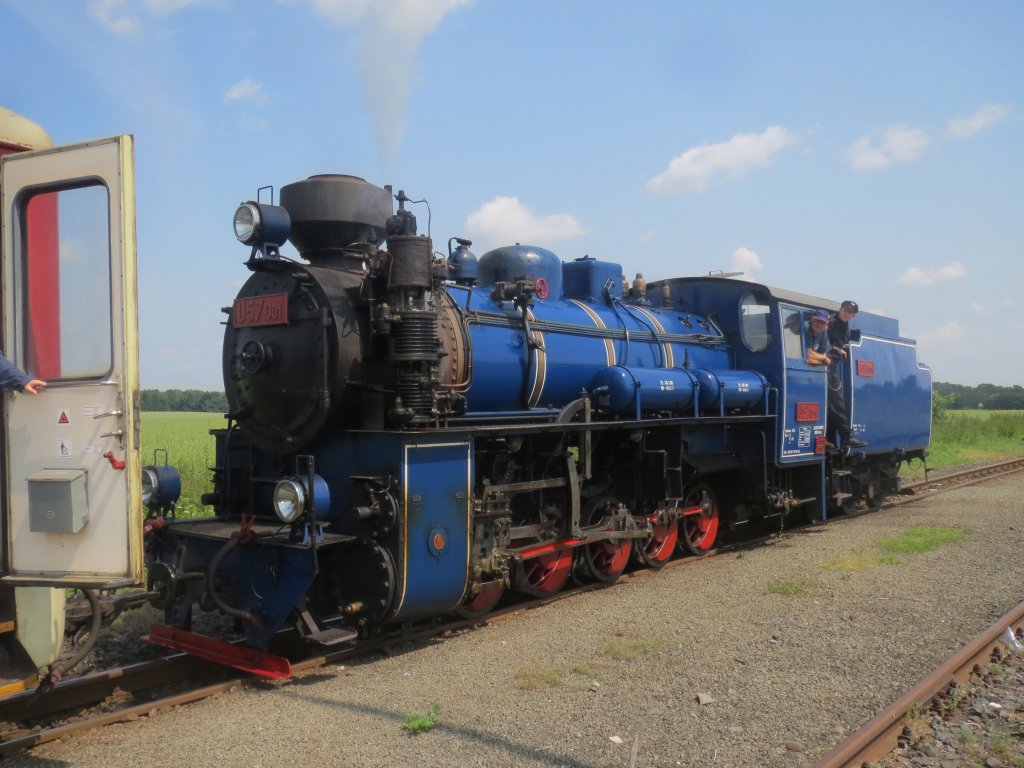 U 57.001 (J 1932 bis 1937) der Schmalspurbahn Rwersdorf (Třemen ve Slezsku) –Hotzenplotz (Osoblaha) am 29.06.2013 beim Zwischenhalt in Groliebenthal (Liptaň)