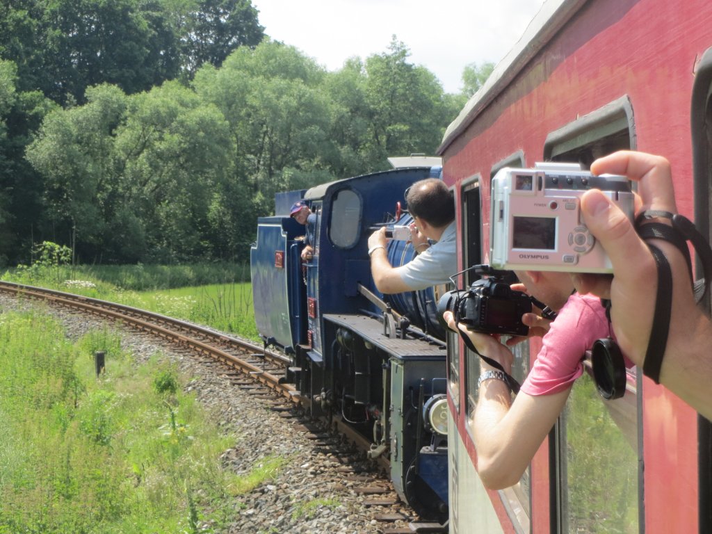 U 57.001 der Schmalspurbahn Rwersdorf (Třemen ve Slezsku) – Hotzenplotz (Osoblaha) auf offener Strecke am 29.06.2013 im Visier von Eisenbahnfans