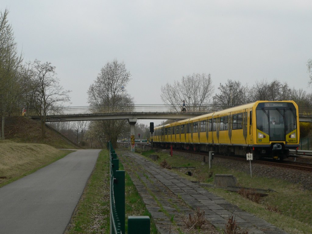 U-Bahn 5011-1 auf der Fahrt in Richtung Hnow, 2.4.2011