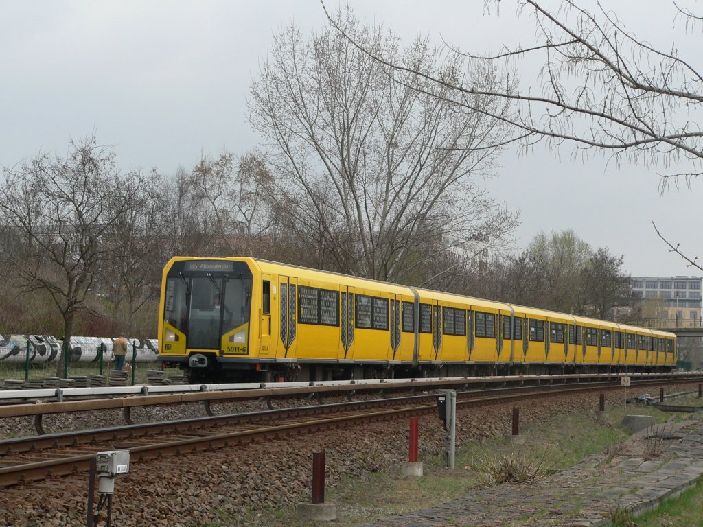 U-Bahn 5011-6 auf der Linie U5 am 2.4.2011, Berlin Hellersdorf.