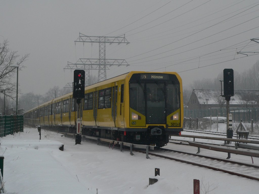 U-Bahn 5013-1 als U5 nach Hnow, hier bei der Ausfahrt kurz hinter Tierpark. 6.2.1010