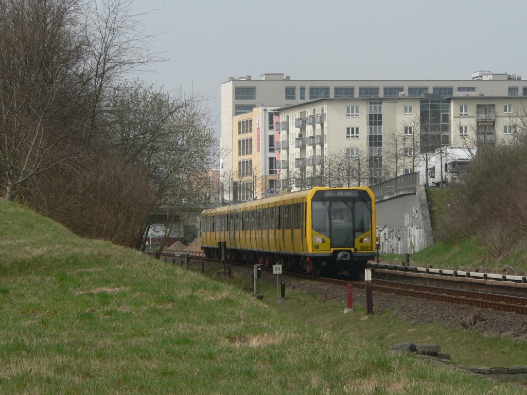 U-Bahn Baureihe H auf der U5 nach Hnow, 4.2.2011