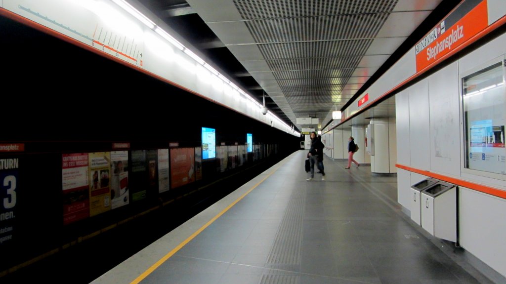 U-Bahn Haltestelle Wien Stephansplatz am 8.4.2012 um ca. 9:00.
