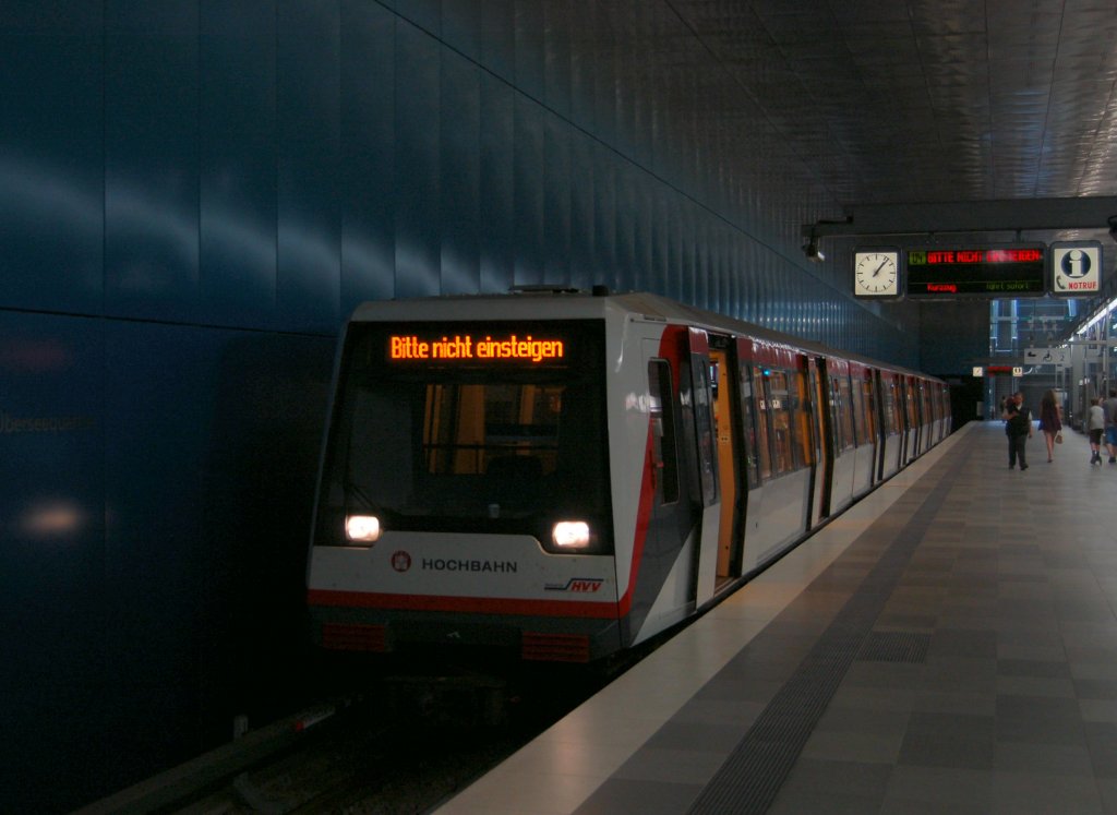 U-Bahn der Linie U4 an der vorlufigen Endstelle berseeauqartier. 24.07.2013
