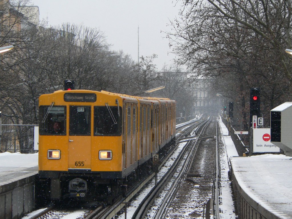 U-Bahn und Schnee, Einfahrt der U1 im Bahnhof Schlesisches Tor bei fast -10C, 5.2.2012