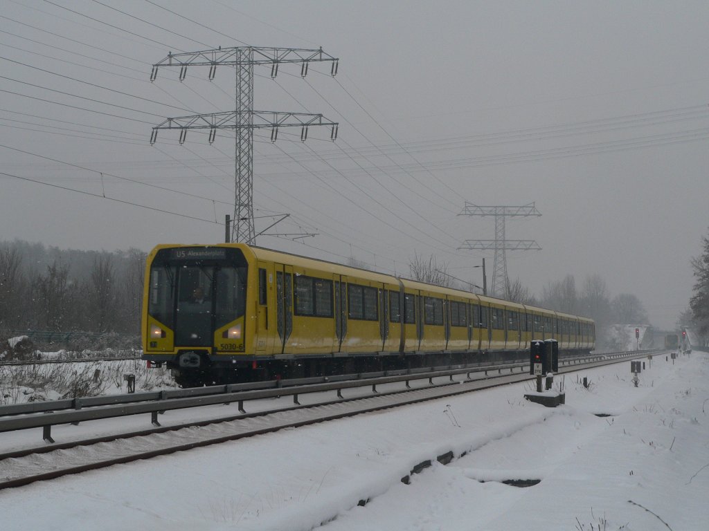 U-Bahn unter Strommasten. 6.1.2010, Biesdorf