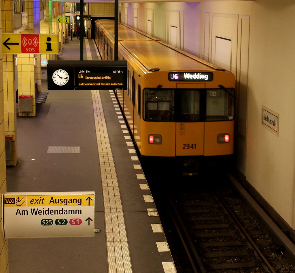 U-Bahnhof Berlin Friedrichstrae am 13.05.2012, hier fhrt gerade eine Bahn auf der Linie U 6 nach Wedding.