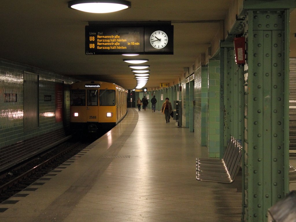 U-Bahnhof Berlin Gesundbrunnen am 25.03.2012. Die U-Bahn fhrt auf der Linie U 8 nach Hermannstrae.